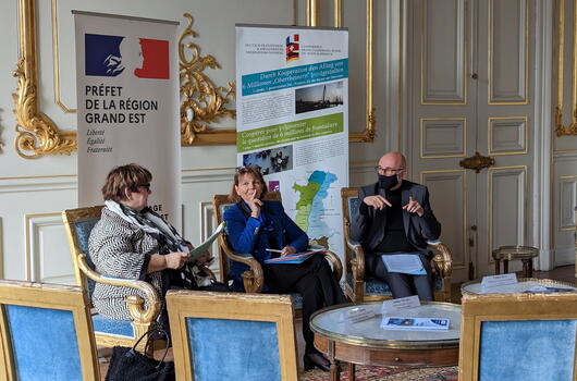 Brigitte Torloting (Présidente du Conseil Rhénan), Josiane Chevalier (Présidente de la Conférence du Rhin Supérieur) et Frédéric Bierry (Porte-parole du pilier politique de la RMT) lors du point presse (17.01.23)